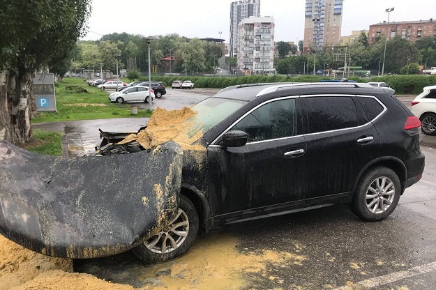 В Харькове сгорели три легковушки и грузовик