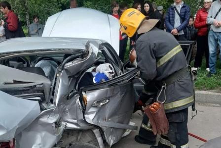 На Салтовке столкнулись Mercedes и Chevrolet. Водителя вырезали из авто, остановились троллейбусы