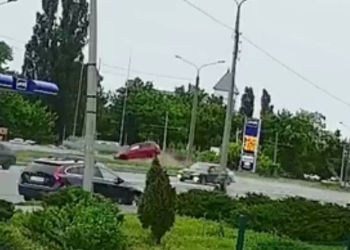 На Клочковской машина вылетела с дороги в заправку (видео)