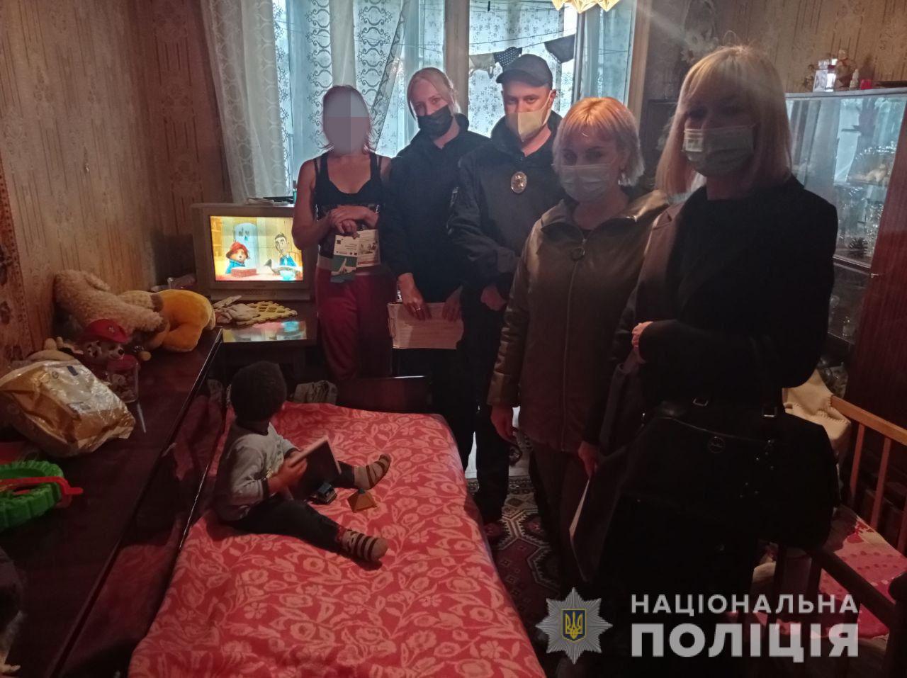 "В воспитательных целях": в Харькове мать била ребенка прямо посреди улицы