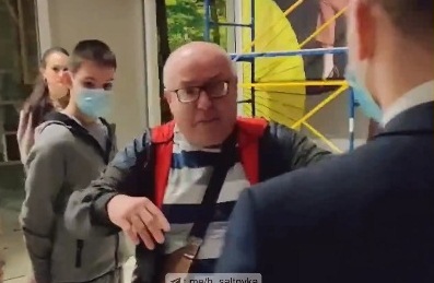В харьковском аэропорту пьяный пассажир напал на персонал (видео)