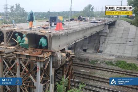 Под Харьковом разбирают мост над железной дорогой