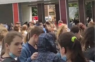 В харьковской школе - ЧП, детей вывели из здания (видео)