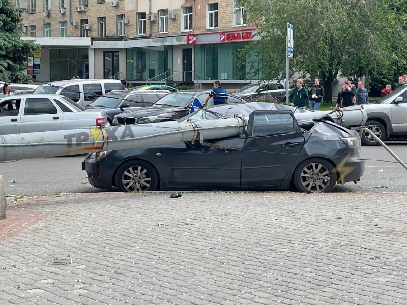 В Харькове рухнувший столб расплющил Mazda (фото, видео)