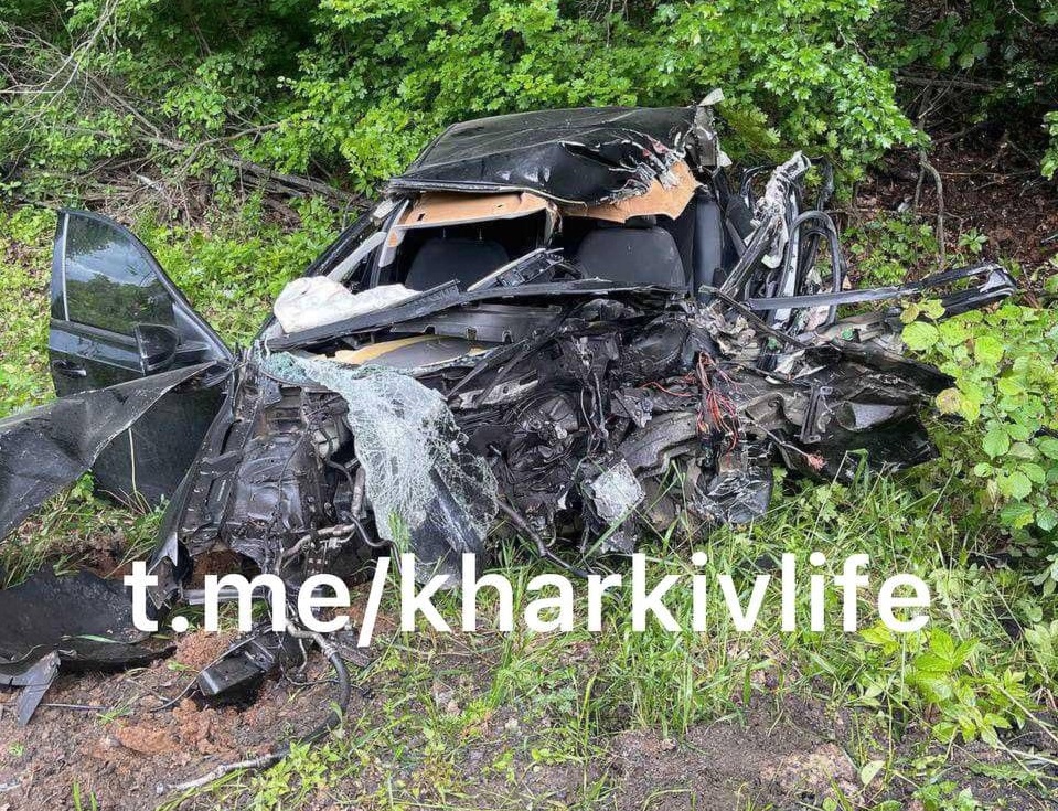 В Харьковской области столкнулись бензовоз и Skoda: обе машины вылетели в кювет, легковушка фактически уничтожена (фото, видео)