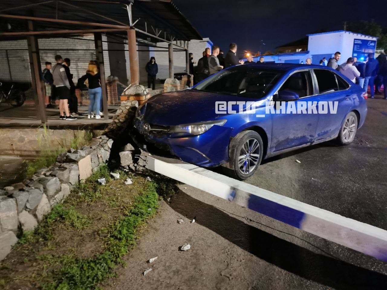 В Песочине Toyota врезалась в столб. Между водителем и местными жителями возник конфликт, была слышна стрельба (фото, видео)