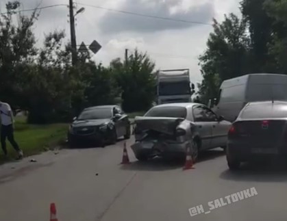 На Салтовке столкнулись Chevrolet и Daewoo: пострадали три человека
