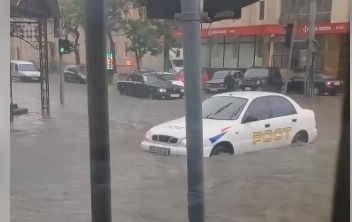 Харьков накрыла непогода. Улицы превратились в реки, машины плывут (видео)