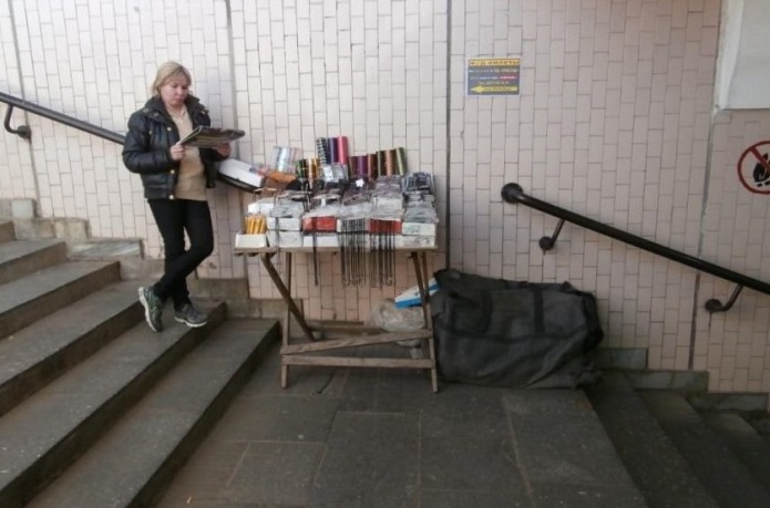 В Харькове разгонят стихийных торговцев из переходов метро