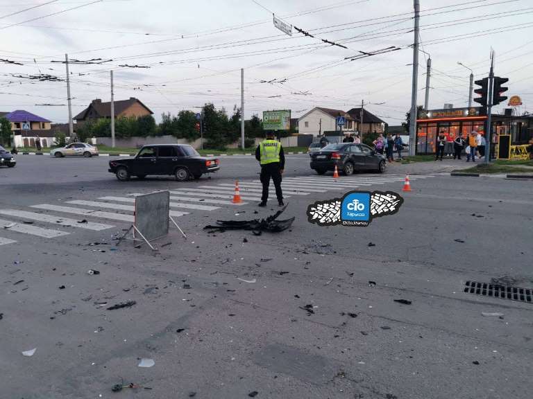 Авария на Салтовке: двое пострадавших, машины сильно разбиты (видео)