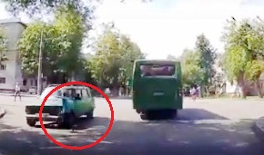 Человека сбила машина видео