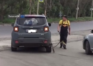 На заправке в Харькове джип выдрал шланг (видео)