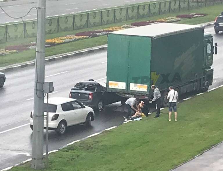 На Гагарина – авария, машина влетела под стоящую фуру (видео)