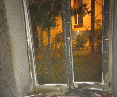 На Павловом Поле пенсионер не мог выбраться из горящей квартиры из-за решеток на окнах
