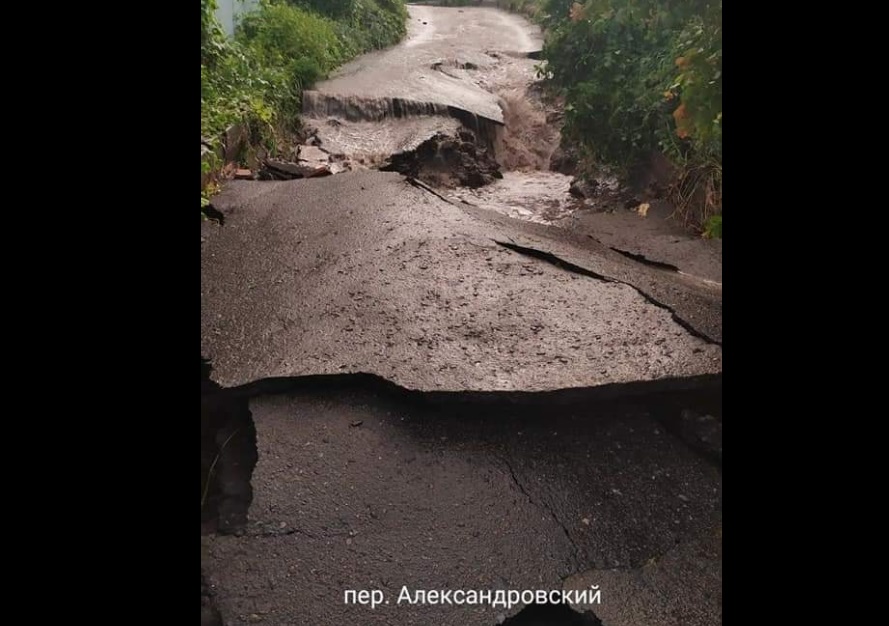 В Изюме Харьковской области дождем смыло асфальт (фото, видео)