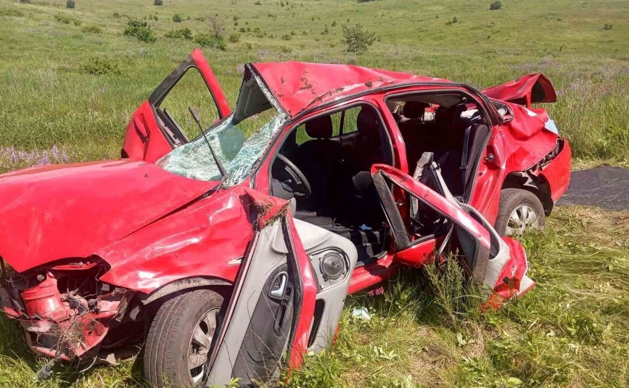 Возле Старого Салтова Renault вылетел в кювет: машина всмятку, водитель выжил (фото)