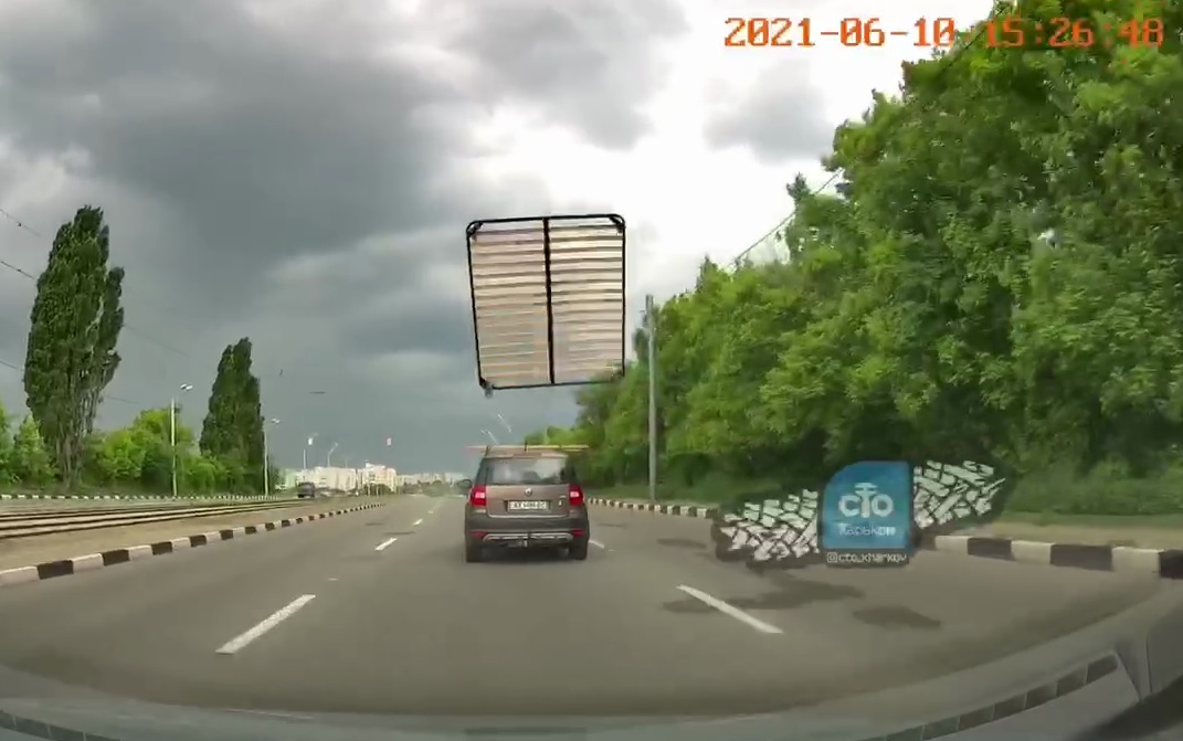 В Харькове с машины слетела привязанная к багажнику кровать (видео)