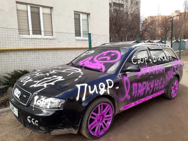 В Харькове вандалы изрисовали чужую машину