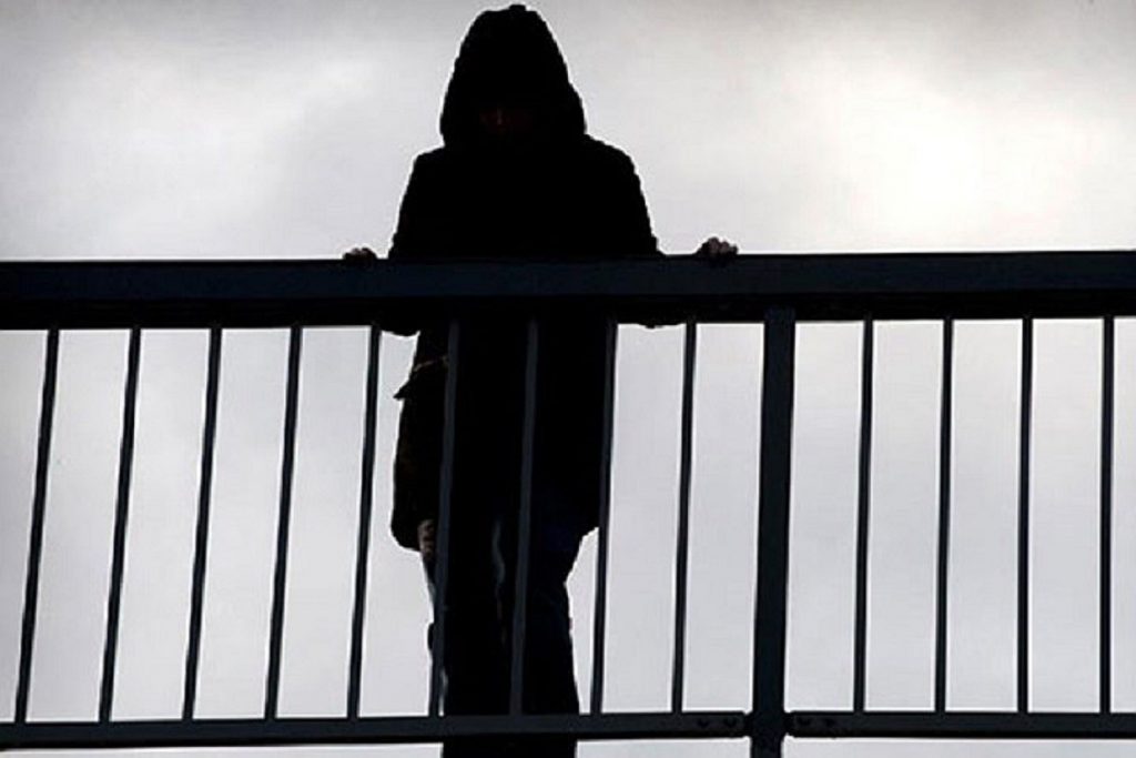 Стояла на самом краю: в Харькове женщина решила сброситься с моста