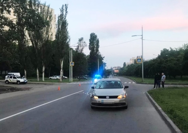 Не успел заметить возникших на дороге людей: на Салтовке сбили пешеходов (фото)