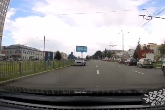 На многополосном Московском машина поехала по встречке (видео)