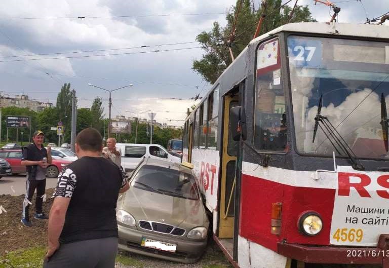 На Салтовке – авария, такси врезалось в трамвай (фото)