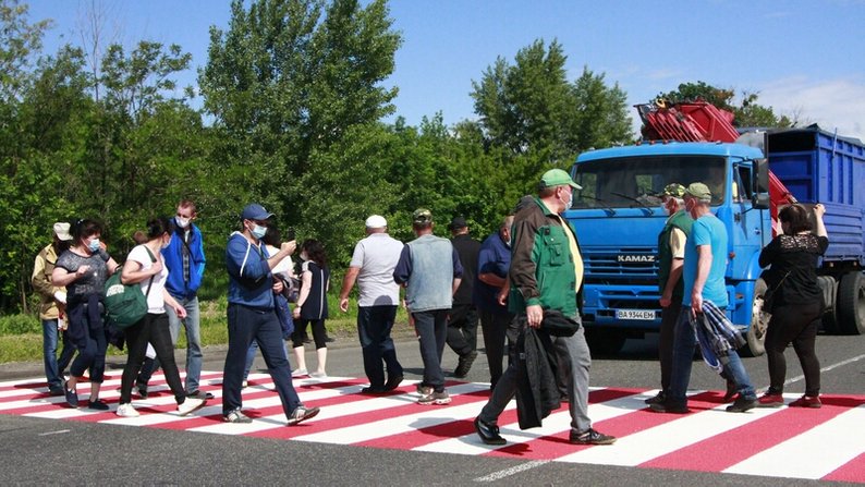 В Харьковской области протестующие перекрыли международную трассу (фото)