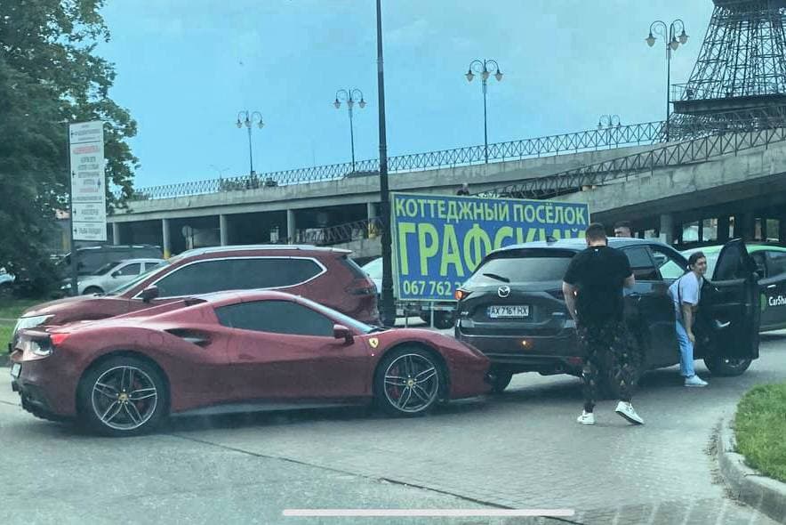 В Харькове на парковке супермаркета  - ДТП с Ferrari (фото)