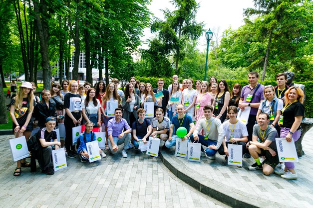Детство - это круто: в центре Харькова "Слуга Народа" и "Зе-Молодежка" устроили квест для школьников