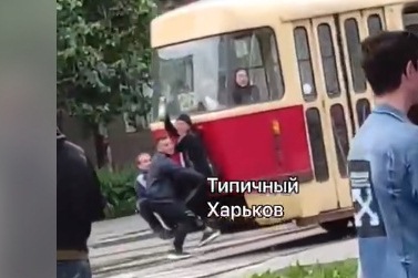 Возле парка Горького заметили сразу троих зацеперов на одном трамвае (видео)