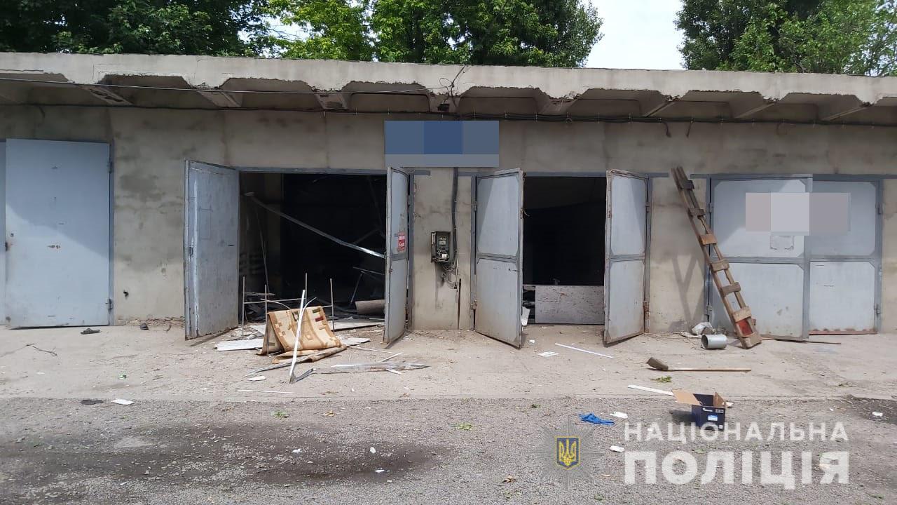 В Краснограде налетчики обокрали гараж, а потом взорвали его (фото)