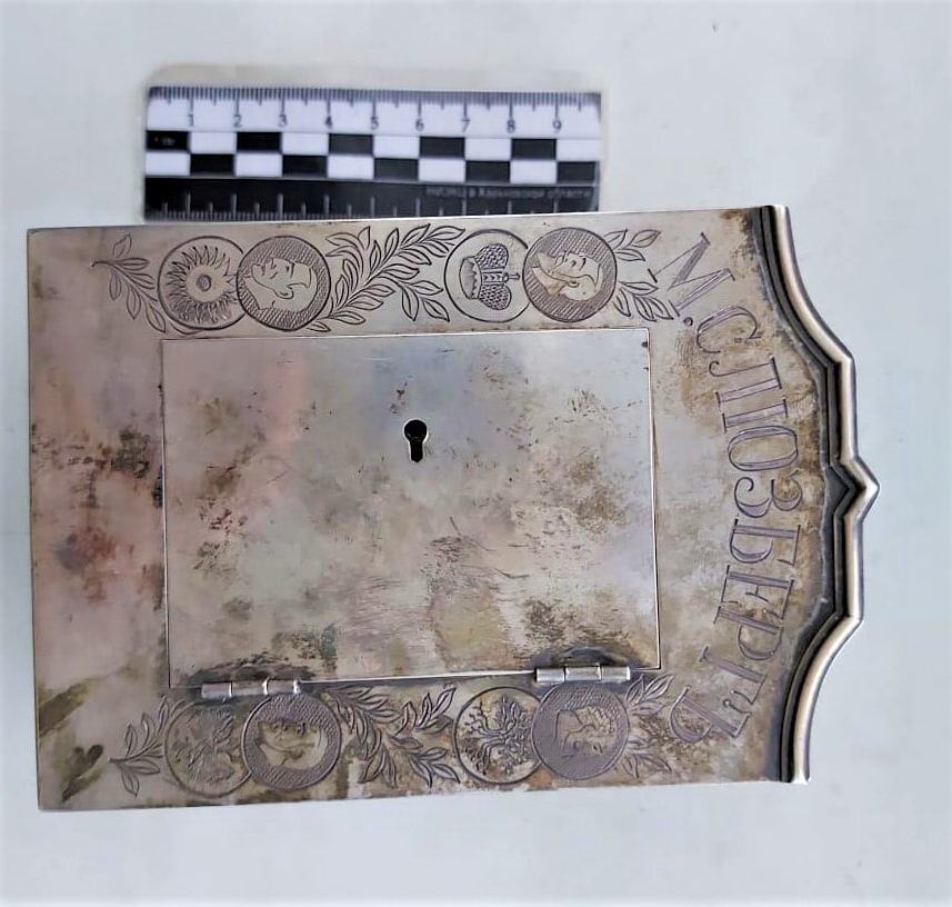 Под Харьковом нашли старинную шкатулку с ключом из белого металла