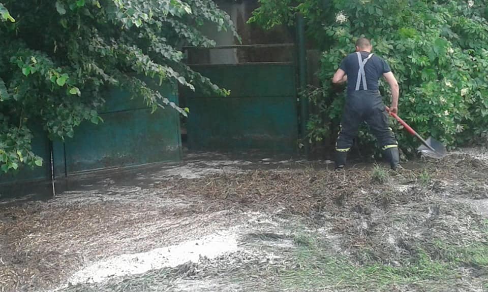 Потоки воды и грязи: из-за сильного ливня в Харьковской области подтопило около 30 домов (фото)