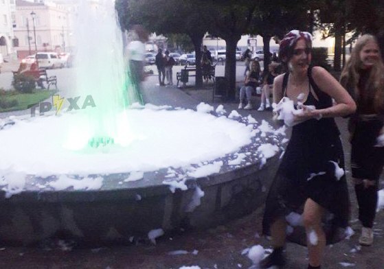 В центре Харькова устроили пенную вечеринку в фонтане (видео)