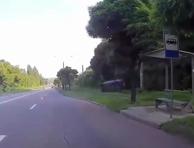 В Харькове – авария, машина вылетела с дороги и перевернулась (видео)