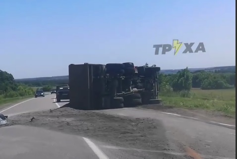 На трассе на Старый Салтов перевернулся КамАЗ (видео)