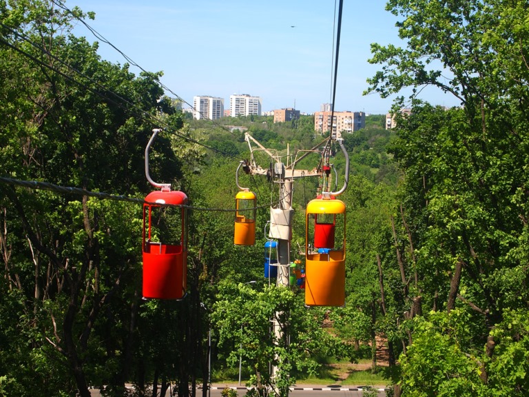 Ест через трубочку и узнает родных: упавший с канатки парень вышел из комы