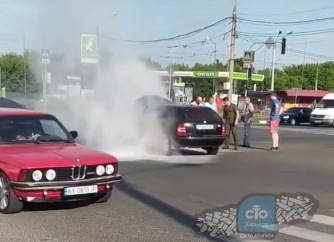 На Клочковской на ходу загорелась Skoda (видео)