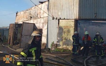 Под Харьковом - крупный пожар на СТО: сгорели несколько машин (фото)