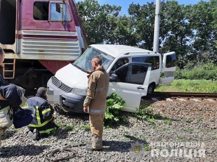 Сбитый поездом микроавтобус: водитель не реагировал на сигналы