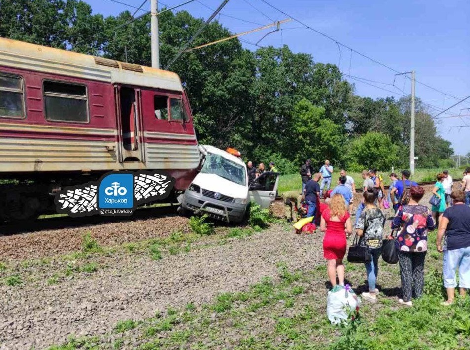 Пытался проскочить: под Харьковом поезд врезался в машину (фото, видео)