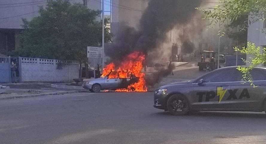 Возле "Никольского" посреди улицы сгорела машина (фото,видео)