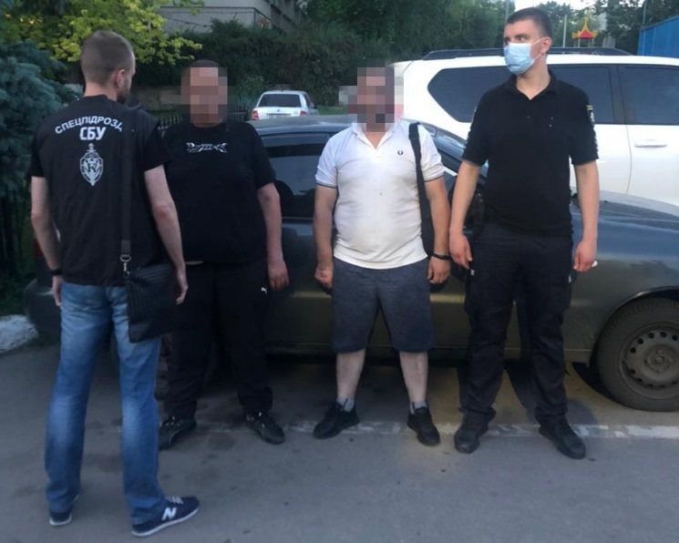 Вскрыли машину возле "Дафи": в Харькове поймали банду автоворов-иностранцев (видео)