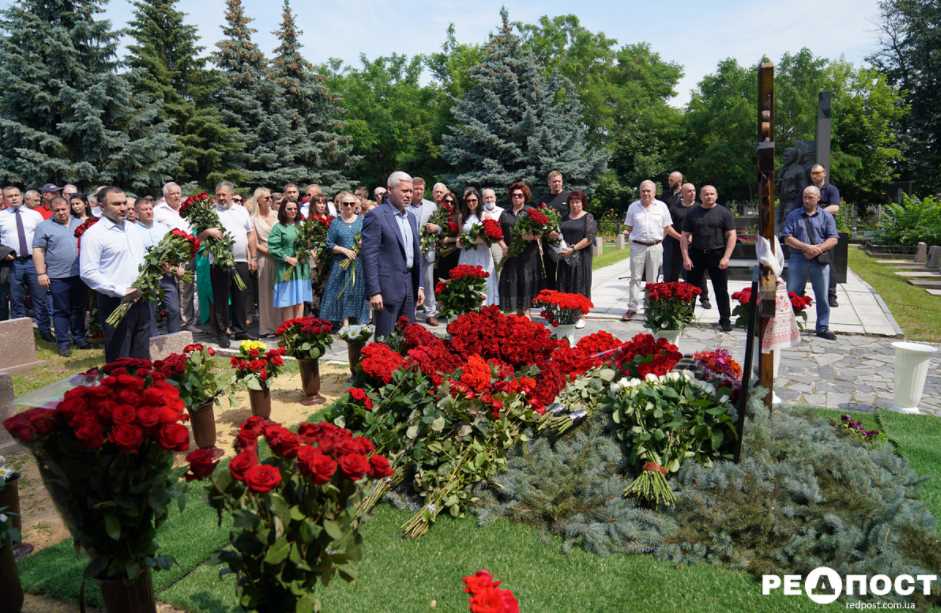 Сегодня Кернесу исполнилось бы 62. Харьковчане возложили цветы к его могиле