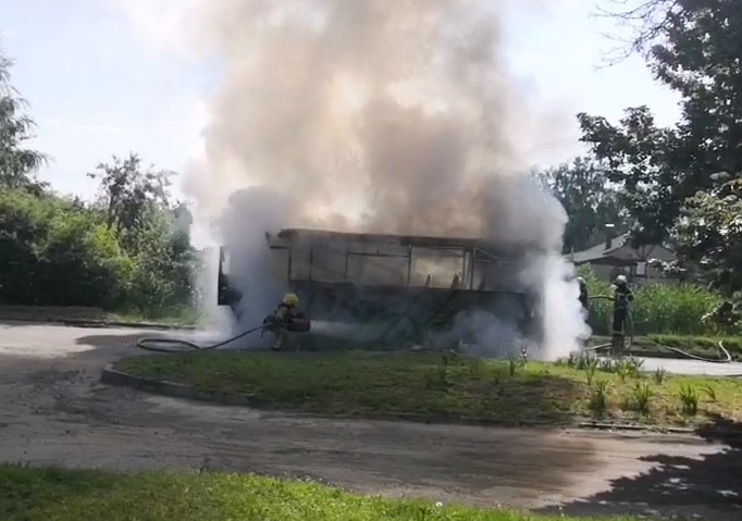 В Харькове посреди дороги сгорела маршрутка (видео)