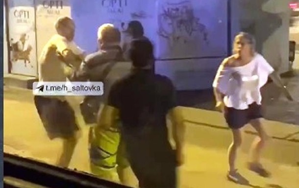 В Харькове пассажиры вытолкали девушку-кондуктора из трамвая (видео)