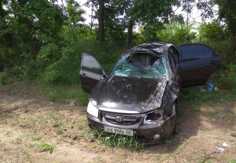 Под Харьковом – авария, машина с людьми вылетела в кювет и перевернулась