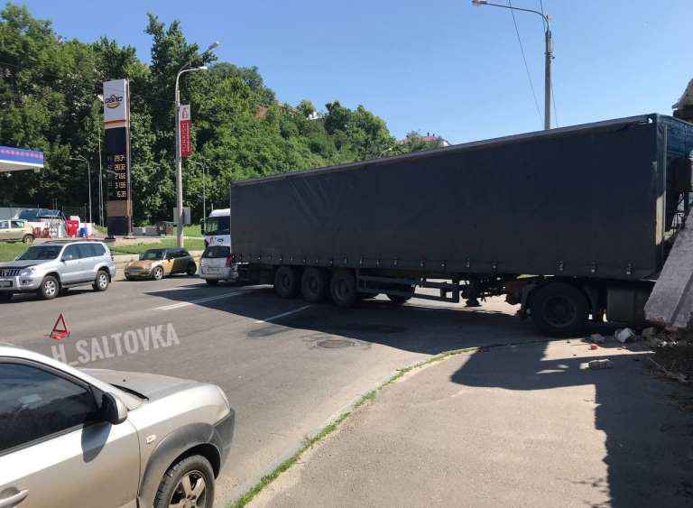 В Харькове фура застряла на въезде и перегородила дорогу (фото)