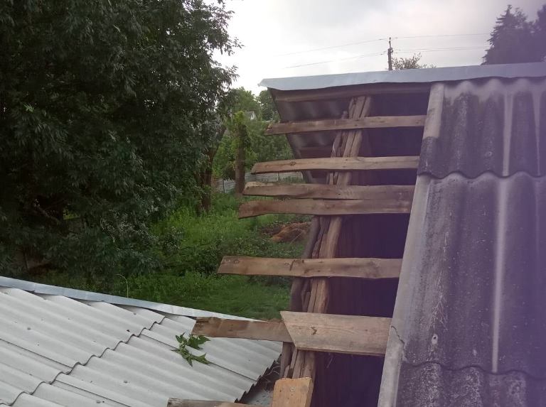Под Харьковом стихия сорвала крышу с детского сада