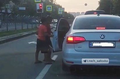 Харьковчане возмущены поведением детей, которые посреди дороги лезут в машины